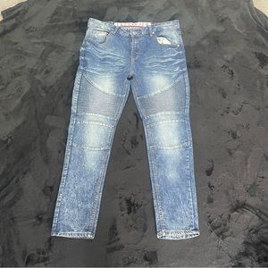Distressed motto skinny jeans